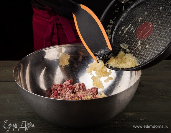 Лук измельчить и обжарить на растительном масле. Смешать лук и фарш.

