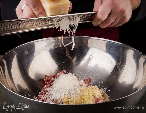 Половину сыра натереть на терке, добавить в фарш.