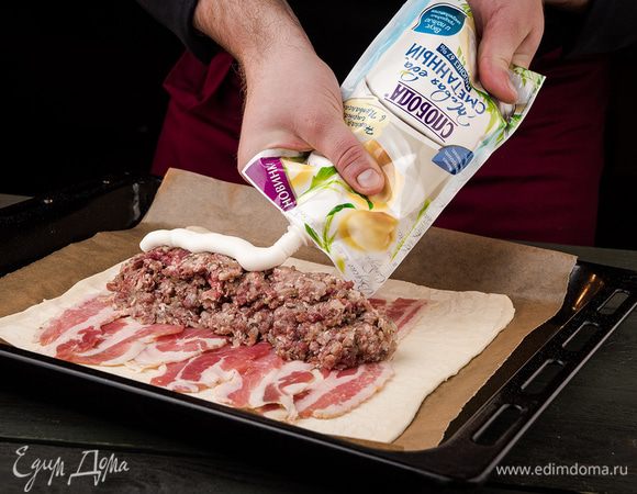  Затем выкладываем фарш и смазываем его майонезом Сметанный ТМ «Слобода». 