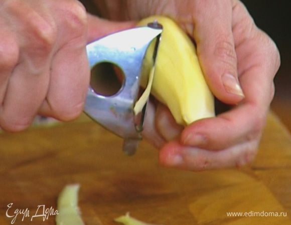 Имбирь почистить и нарезать тонкими полосками (можно воспользоваться овощечисткой).