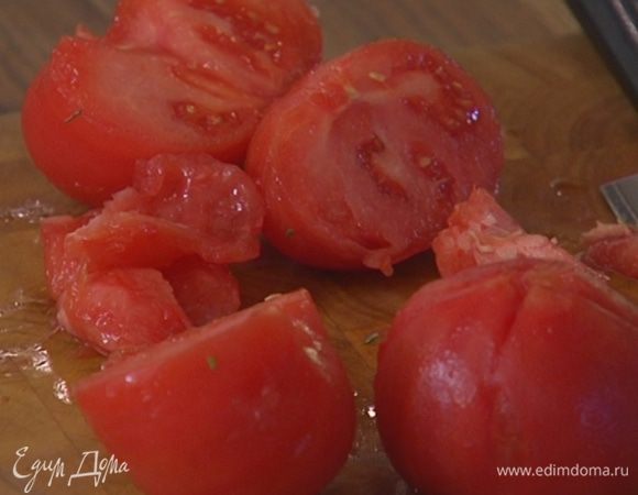 Помидоры очистить от кожицы, удалить сок и семена, мякоть нарезать.