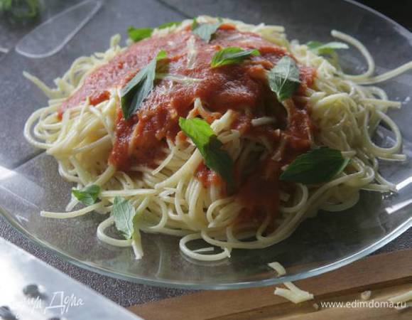 Выложить спагетти в сковороду, влить оставшееся оливковое масло, лимонный сок и перемешать, затем добавить томатный соус, половину натертого сыра и порванные руками листья мяты, еще раз все перемешать.
Подавать немедленно, посыпав оставшимся сыром.

