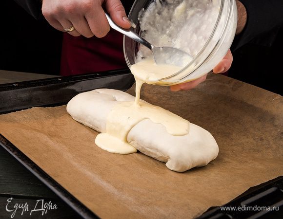 Выкладываем рулет на противень, заливаем жидкой массой. Выпекаем 40 минут при 180°С. 