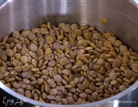 Добавить несколько веточек мяты, убавить огонь и готовить под крышкой около 30 минут, так чтобы чечевица не разварилась и не превратилась в пюре.