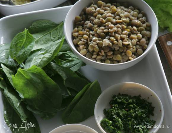 Добавить к чечевице чили и мяту, посолить, поперчить.
Подавать теплой.
