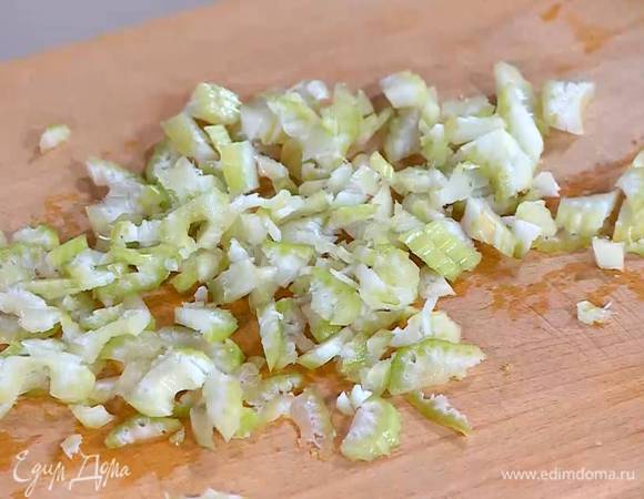 Сельдерей мелко порезать.