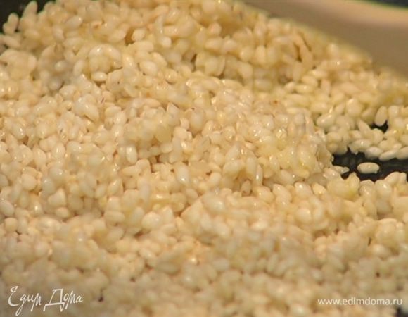 Всыпать рис, перемешать.