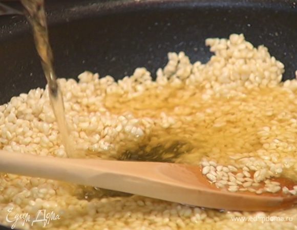 Влить вермут, перемешать и дать алкоголю выпариться.