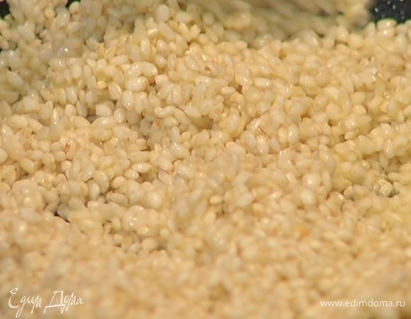 Постоянно помешивая, половник за половником добавлять бульон, давая рису впитать каждую порцию жидкости. Готовить ризотто около 20 минут, пока рис не станет сливочно-крахмальным. 