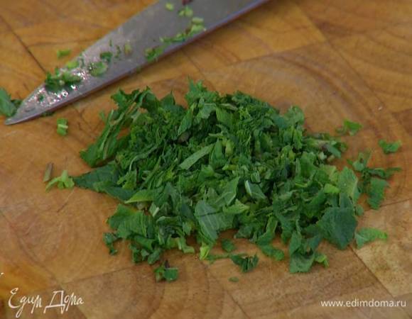 Мяту очень мелко порубить.
