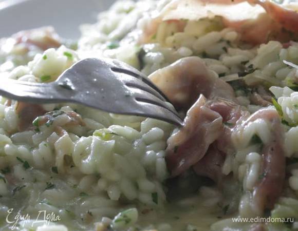 Добавить в ризотто мяту, оставшееся сливочное масло и пармезан, все перемешать. Оставшуюся ветчину нарезать и украсить ею ризотто в тарелках.