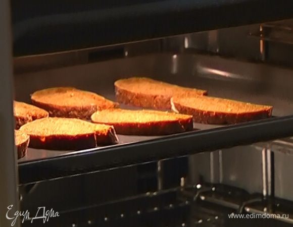 Хлеб поджарить в тостере или духовке. 