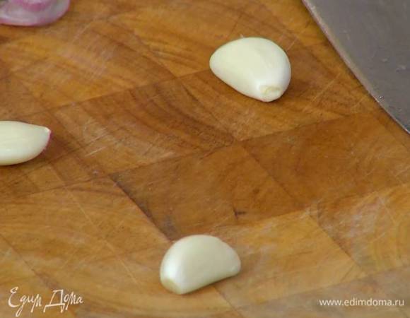 Чеснок почистить, разрезать каждый зубчик пополам и натереть поджаренный хлеб.