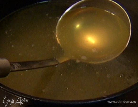 Бульон довести до кипения, посолить, поперчить, добавить брокколи и варить пару минут.