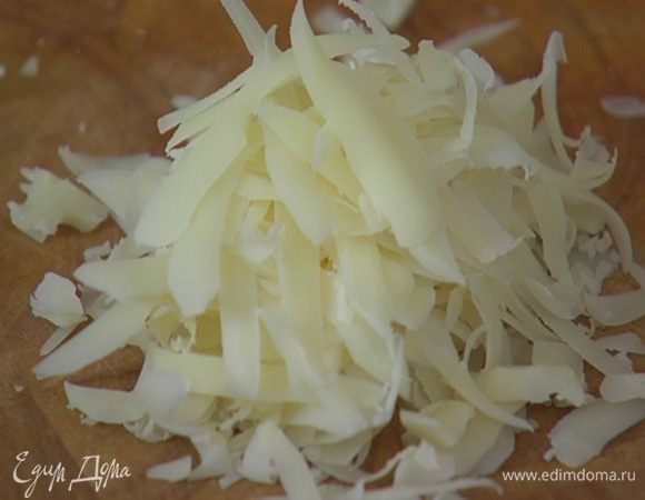 Сыр натереть.