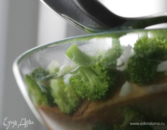 В каждую тарелку налить большой половник супа, посыпать тертым сыром, сверху положить кусочек хлеба, налить еще один половник, присыпать сыром и подавать.