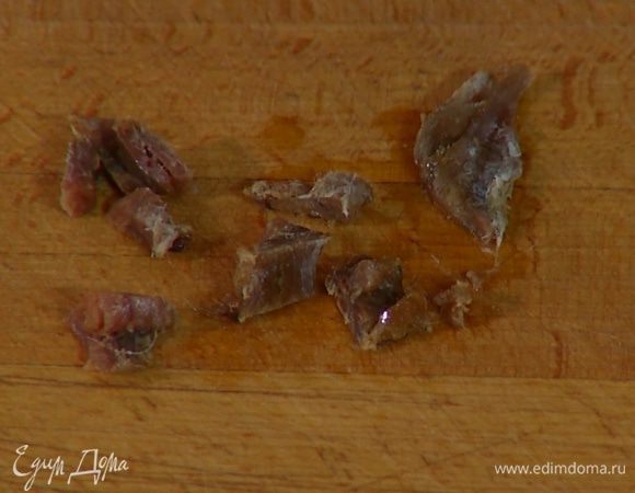 Анчоусы нарезать тонкими полосками.