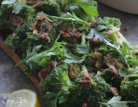 На брускетты выложить брокколи вместе с соусом и еще немного сбрызнуть оливковым маслом. Подавать с четвертинками лимонов.