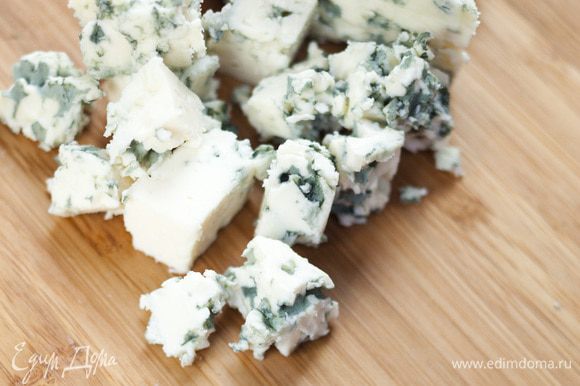 Сыр размять вилкой и перемешать с листьями цикория.