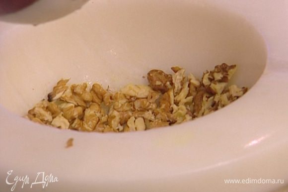 Грецкие орехи разломить на кусочки или растолочь в ступке и добавить к салату.