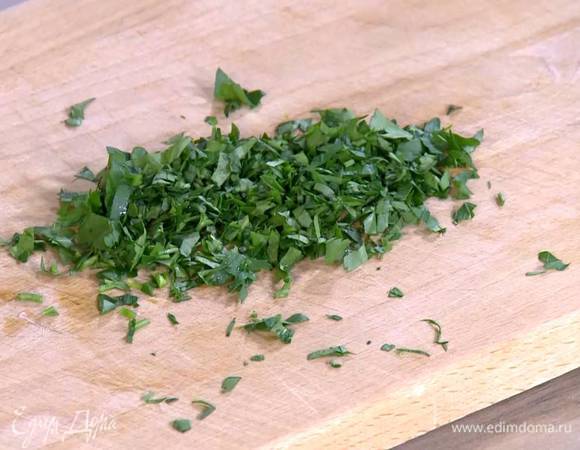 Петрушку мелко порубить. 