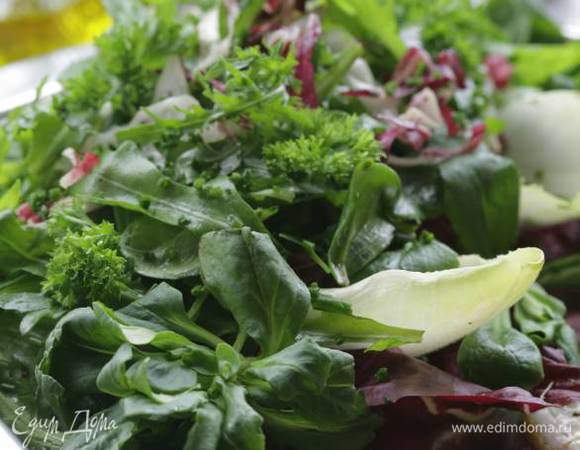 Все листья салата и петрушку выложить в салатницу и перемешать. Посыпать солью, перцем, еще раз перемешать и полить оливковым маслом.