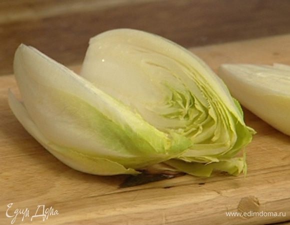 Цикорий разрезать пополам, если сердцевина грубая — удалить ее, сбрызнуть цикорий лимонным соком. 