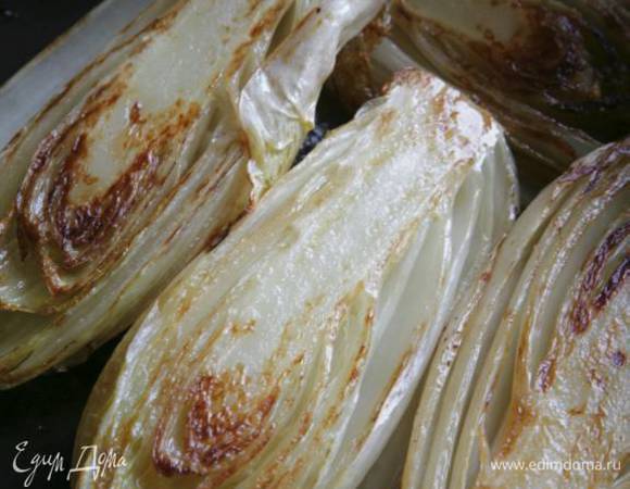 Растопить в сковороде сливочное масло и обжаривать цикорий на небольшом огне 15 минут, время от времени переворачивая, чтобы он зазолотился равномерно, затем слегка остудить.