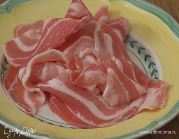 Обернуть остывший цикорий полосками бекона, выложить в жаропрочную форму, полить оставшимся после обжаривания соком и заправкой.