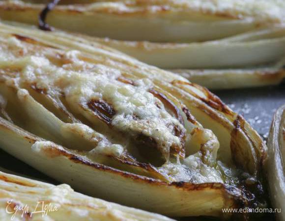 Запекать в разогретой духовке 30 минут, пока цикорий не станет коричневатым.