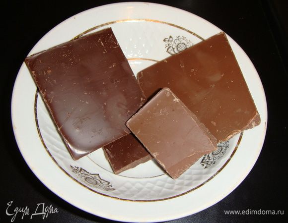 Шоколад можно взять только молочный или только горький. Мне нравится, когда в напитке присутствуют два вида шоколада.