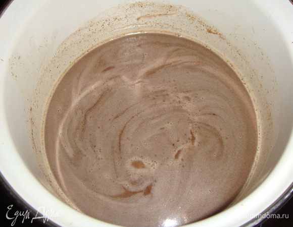 Оставшееся молоко влить в кастрюлю и выложить шоколад. Варить на медленном огне, постоянно помешивая, до растворения шоколада. После добавить молоко с крахмалом и варить до загустения. Если для вас горячий шоколад не достаточно сладкий, то можно добавить в него сахар по вкусу.