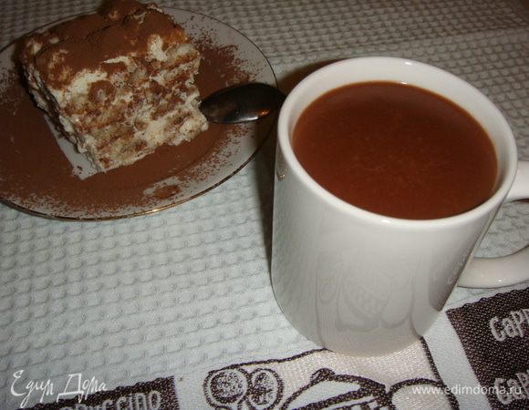 Горячий шоколад разлить по кружкам. Подавать горячим с любимым десертом.