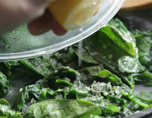 Сбрызнуть готовый шпинат соком лимона. 