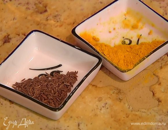 Кокосовую стружку, чили, кориандр, куркуму и тмин всыпать к луку, перемешать и оставить на медленном огне на 1–2 минуты. 