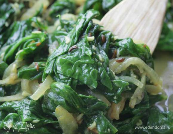 Выложить в сковороду с луком и чесноком шпинат, накрыть крышкой и тушить пару минут, затем перемешать, сбрызнуть лимонным соком и сразу подавать.