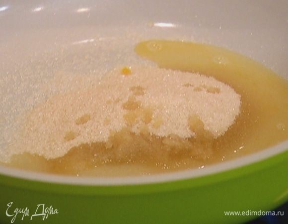 Сахар и завернутую в марлю гвоздику выложить в большую сковороду, влить уксус и прогревать все на среднем огне 5 минут. 