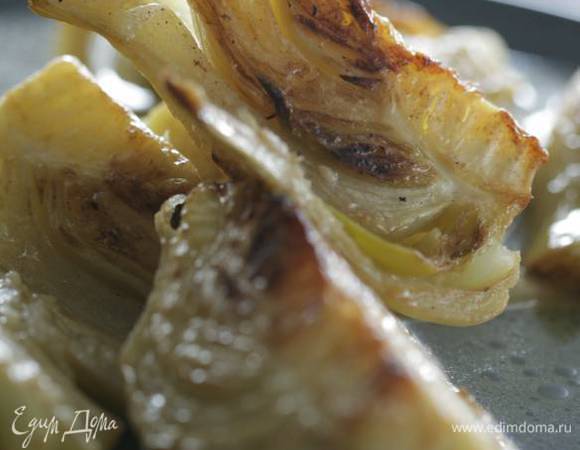 В тяжелой сковороде растопить масло и обжарить фенхель на медленном огне со всех сторон.