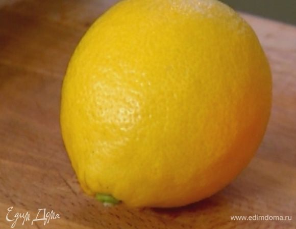 Из лимона выжать сок.