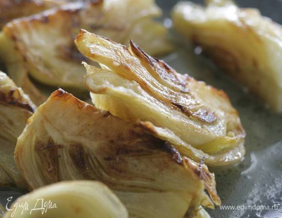 Залить фенхель водой так, чтобы она покрывала его наполовину, добавить лимонный сок, посолить, накрыть крышкой и тушить на медленном огне 20 минут.