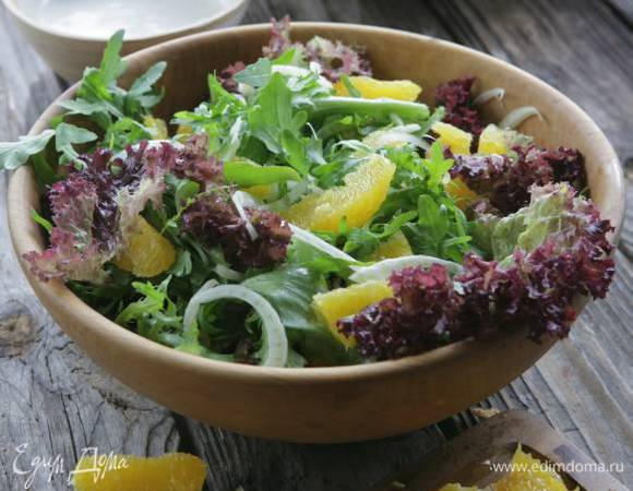 Соединить листья салата, фенхель и апельсин.