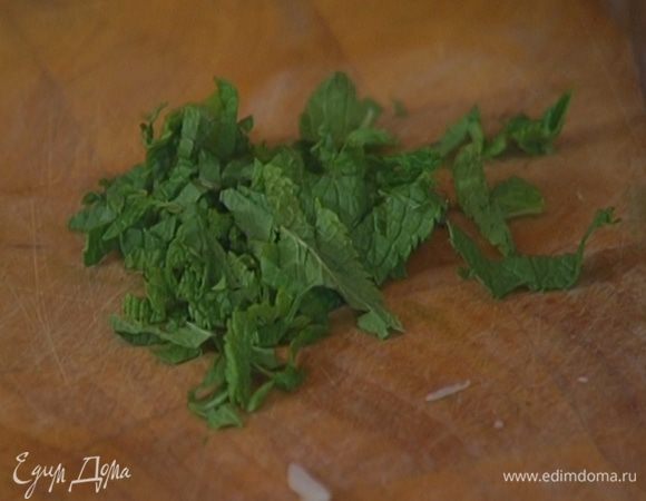 Листья мяты измельчить.