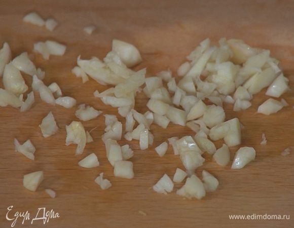 Чеснок почистить и мелко порубить.