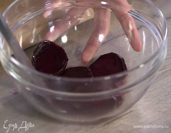 Свеклу нарезать тонкими ломтиками, залить уксусом и дать постоять.