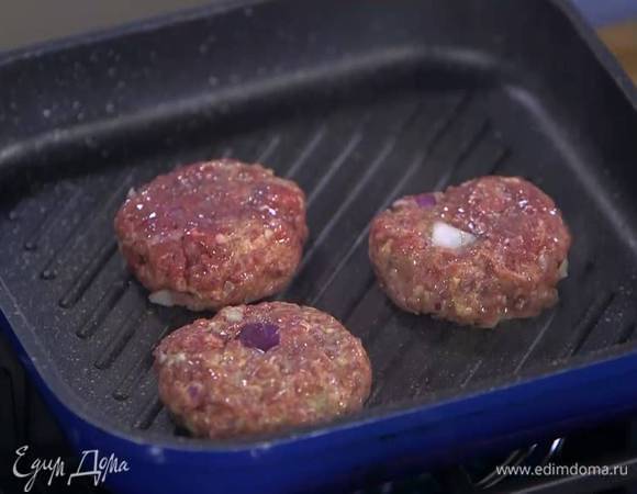 Разогреть сковороду-гриль и пожарить котлеты под крышкой до готовности.