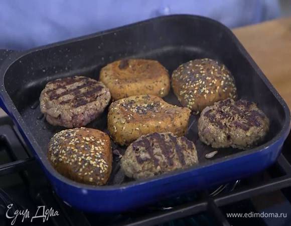 Булочки разрезать вдоль пополам и обжарить на той же сковороде, что и котлеты.