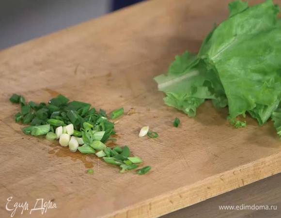 Зеленый лук мелко порезать.