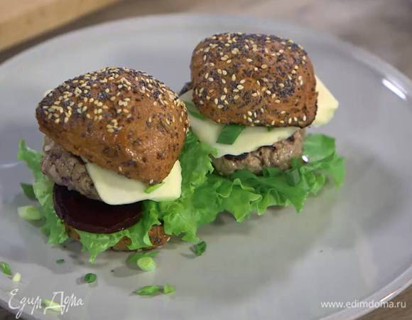 Две обжаренные половинки булочек смазать горчицей, выложить листья салата, замаринованную свеклу, котлеты и сыр, посыпать зеленым луком и накрыть оставшимися половинками булочек.