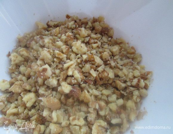 Орехи измельчаем, но не мелко. 