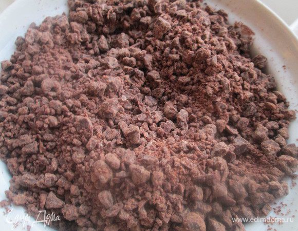 Шоколад измельчаем на кусочки среднего размера.